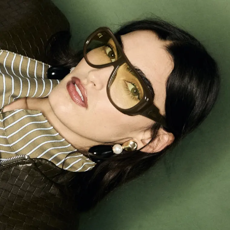 Porträt mit getönter Brille und Perlenohrring – Stimmungsbild italienische Mode