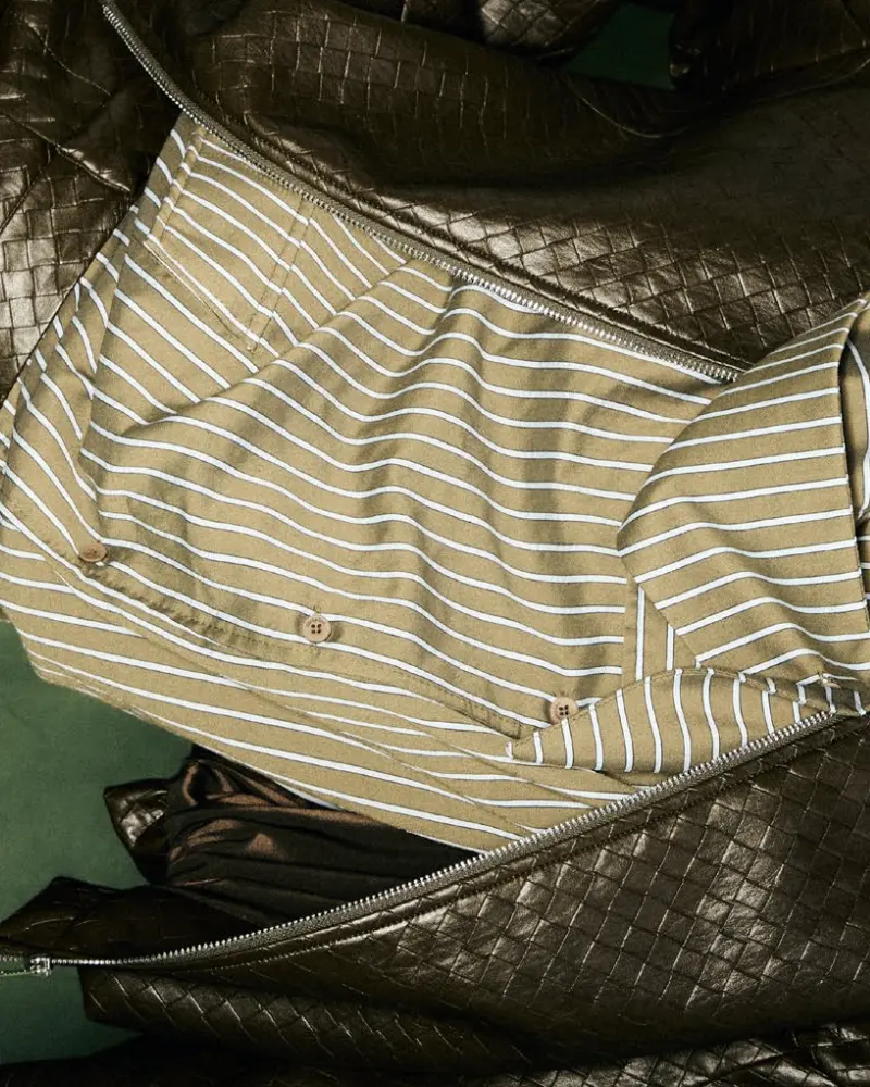 Gestreiftes Hemd unter einer Lederjacke mit Reißverschluss – Detail aus einer italienischen Kollektion